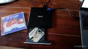 ASUS SBW-06D5H-U externes Blu-ray Laufwerk angeschlossen an Laptop unter Linux mit Verbatim BD-RE Rohling